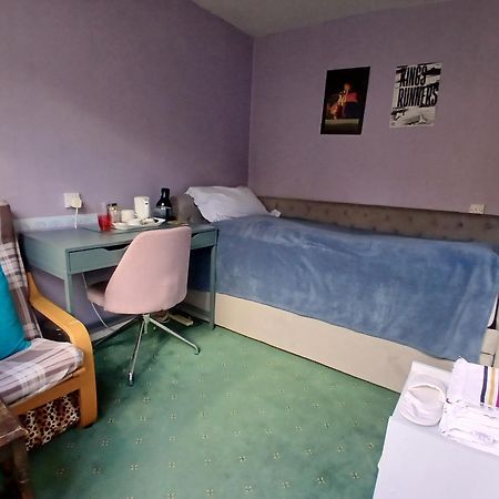 Cosy Single Room Only For Ladies In Tower Bridge Лондон Екстериор снимка